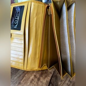 Mustard yellow, Lodis wallet